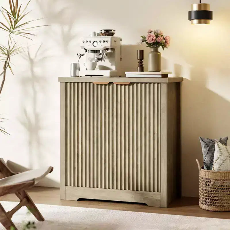 Buffet moderne décoratif avec portes et étagères, adapté aux salons, cuisines, salles à manger et couloirs.
