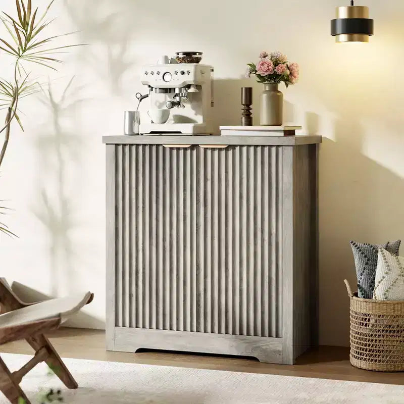 Buffet moderne décoratif avec portes et étagères, adapté aux salons, cuisines, salles à manger et couloirs.