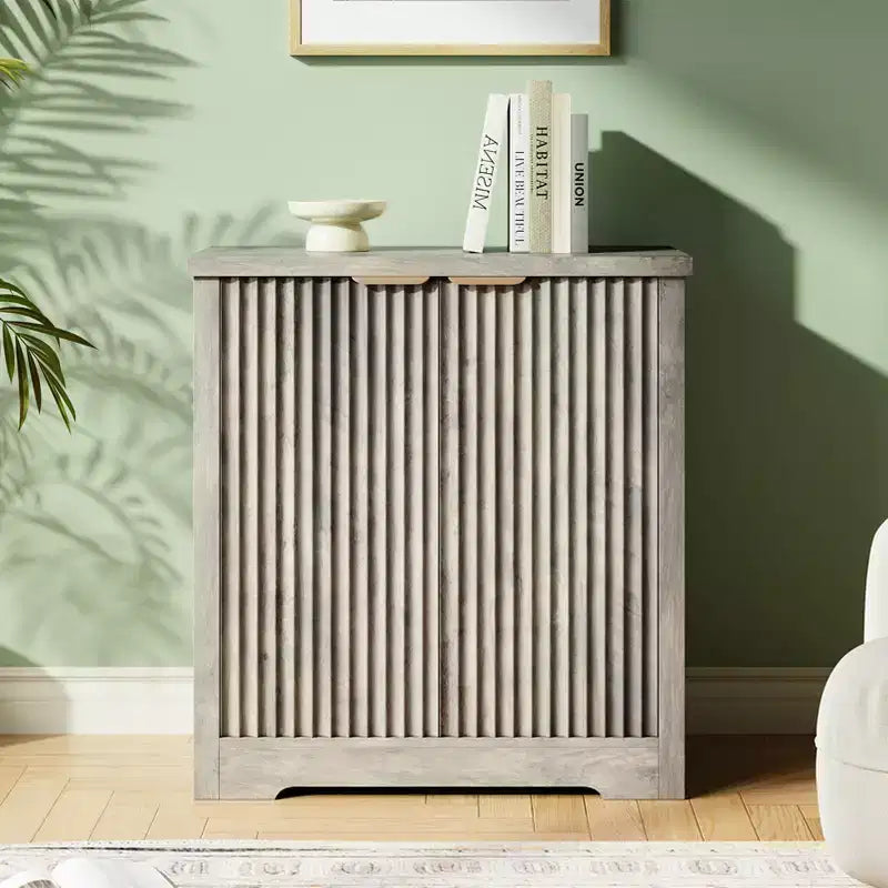Buffet moderne décoratif avec portes et étagères, adapté aux salons, cuisines, salles à manger et couloirs.