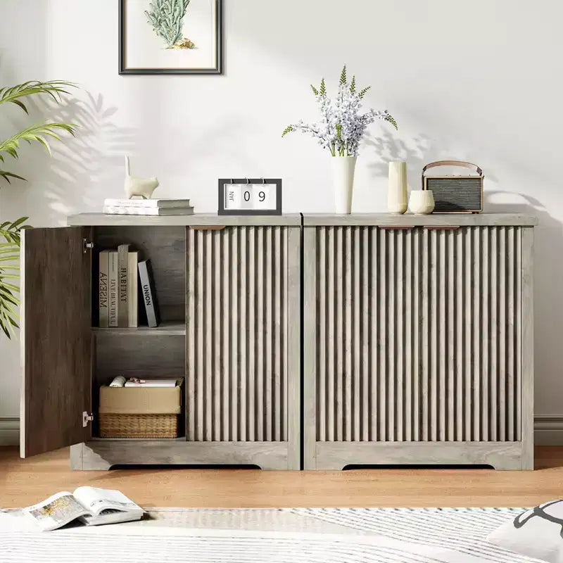 Buffet moderne décoratif avec portes et étagères, adapté aux salons, cuisines, salles à manger et couloirs.