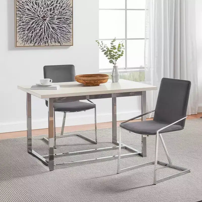 Ensemble de deux chaises de salle à manger d'appoint en velours et métal gris et argent.