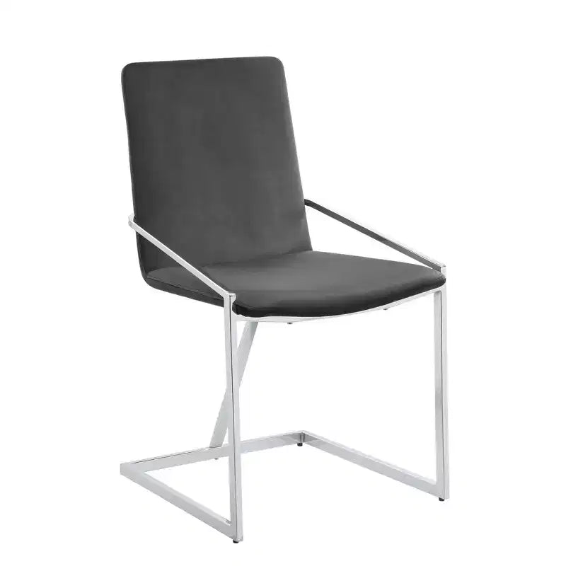Ensemble de deux chaises de salle à manger d'appoint en velours et métal gris et argent.