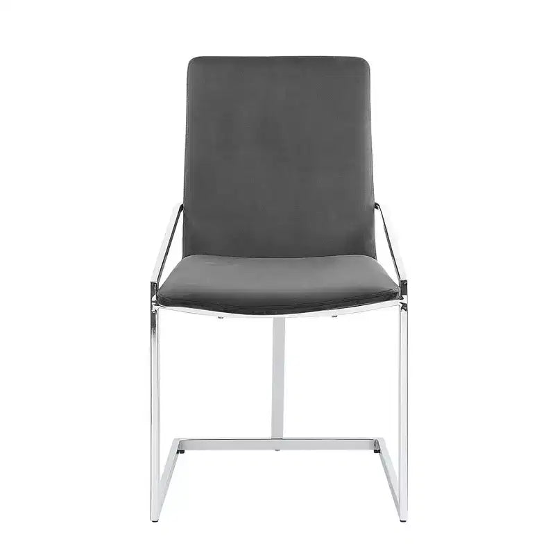 Ensemble de deux chaises de salle à manger d'appoint en velours et métal gris et argent.