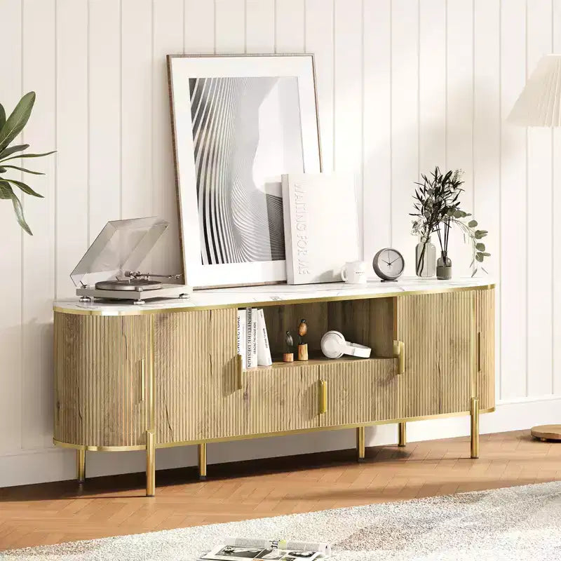 Meuble TV 70 pouces avec plateau en faux marbre, meuble console média de luxe avec étagères réglables, portes coulissantes au profil incurvé