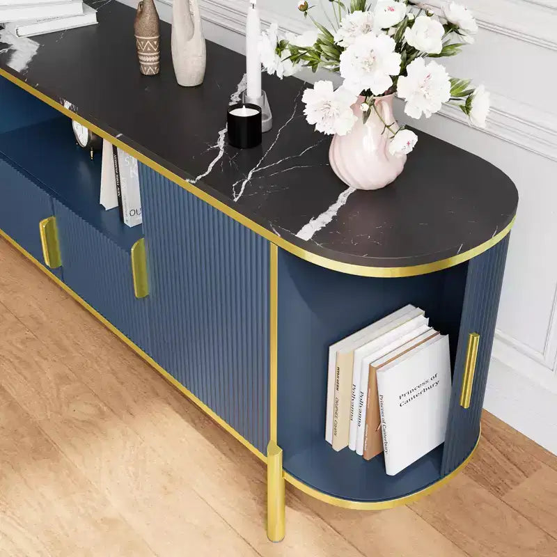 Meuble TV 70 pouces avec plateau en faux marbre, meuble console média de luxe avec étagères réglables, portes coulissantes au profil incurvé