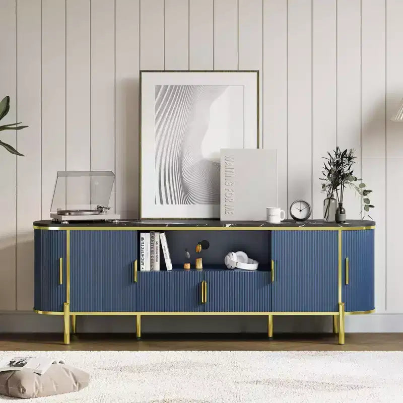 Meuble TV 70 pouces avec plateau en faux marbre, meuble console média de luxe avec étagères réglables, portes coulissantes au profil incurvé