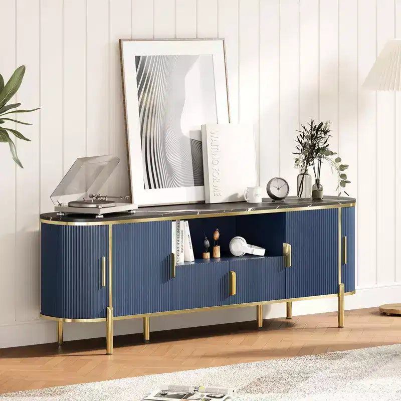 Meuble TV 70 pouces avec plateau en faux marbre, meuble console média de luxe avec étagères réglables, portes coulissantes au profil incurvé