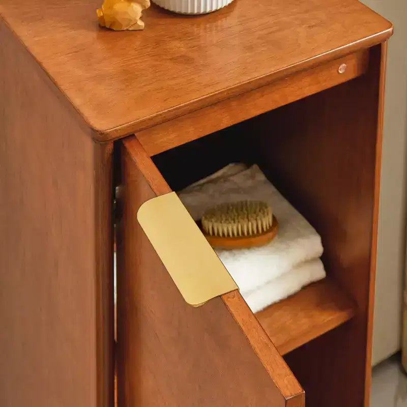 Meuble de salle de bain moderne sur pied et armoire à linge avec étagères réglables et quincaillerie en laiton antique